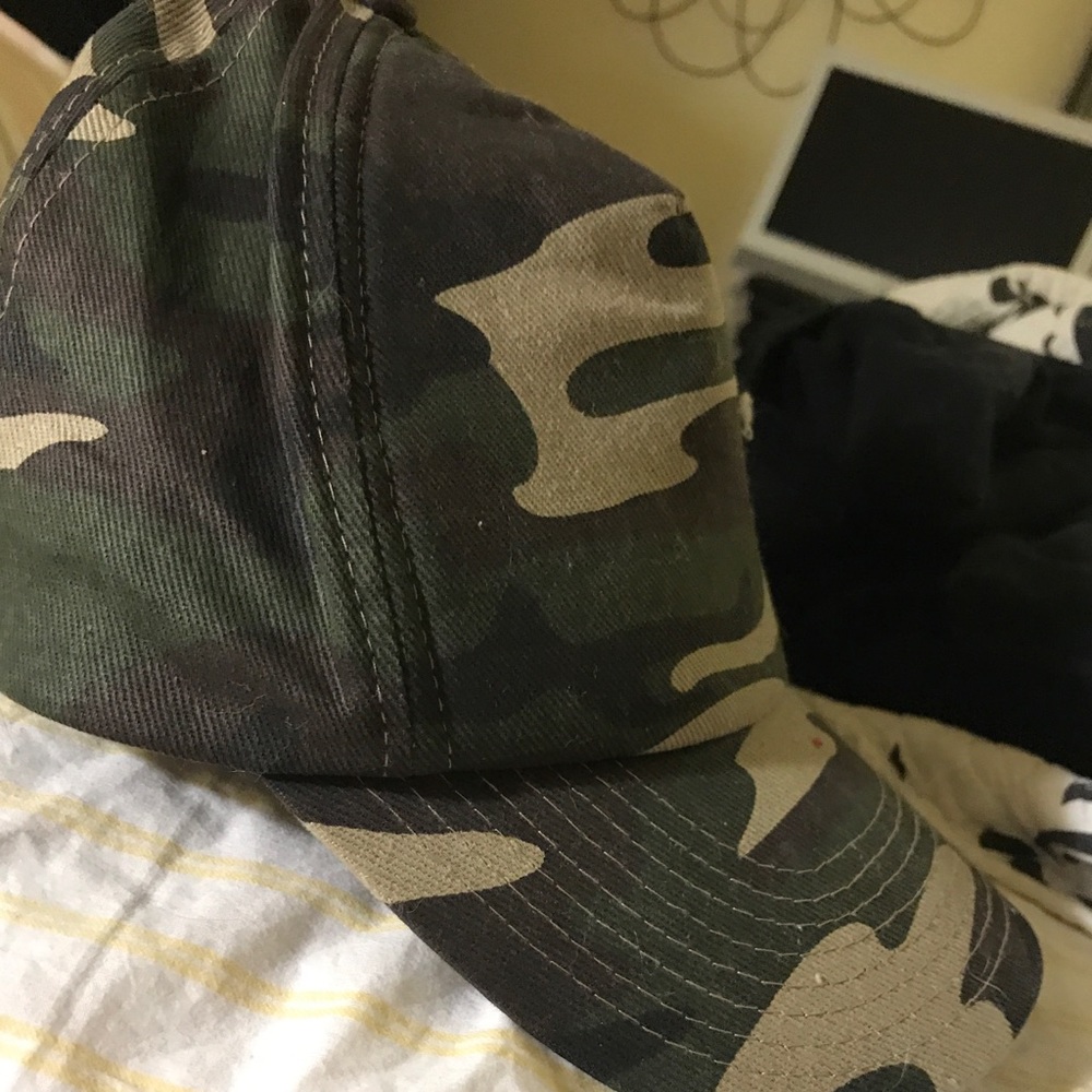 Women’s camo baseball hat
